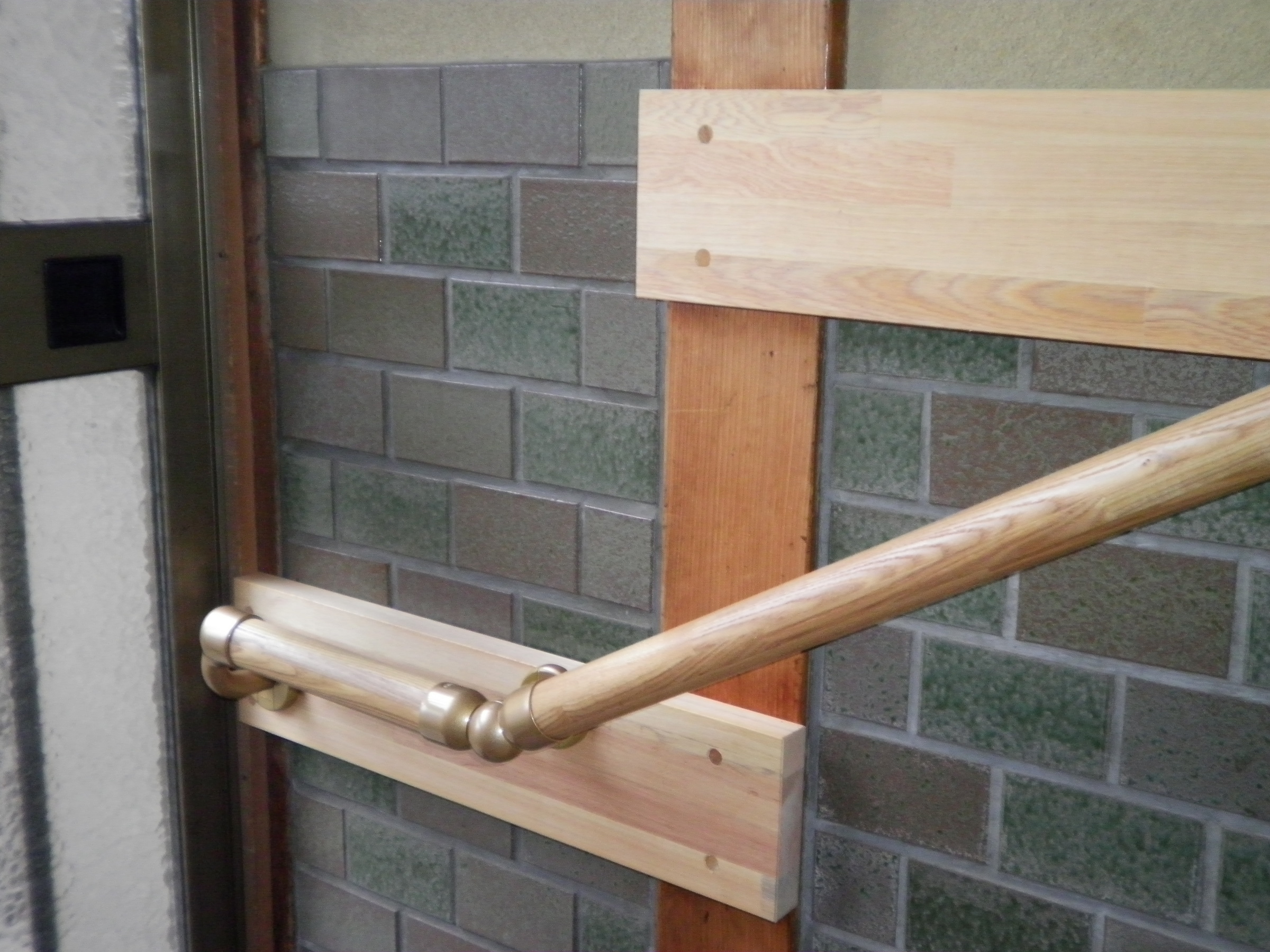 �A�g���d��@�Ȗ؉w�O�X