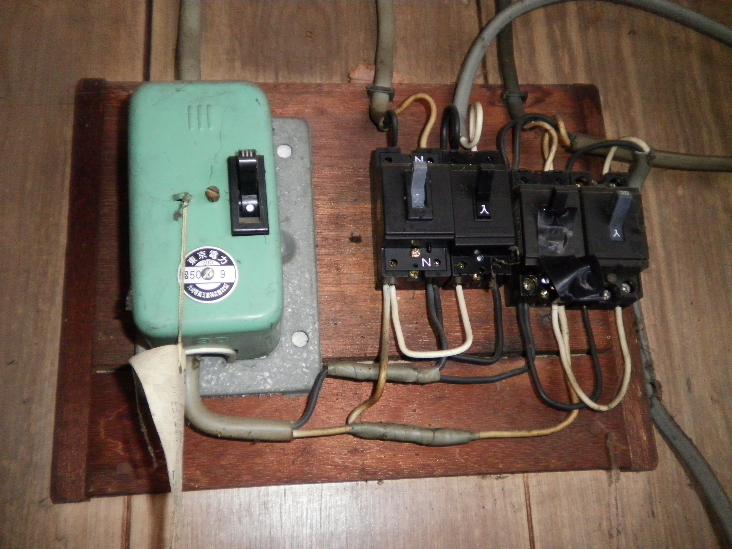 �A�g���d��@�Ȗ؉w�O�X