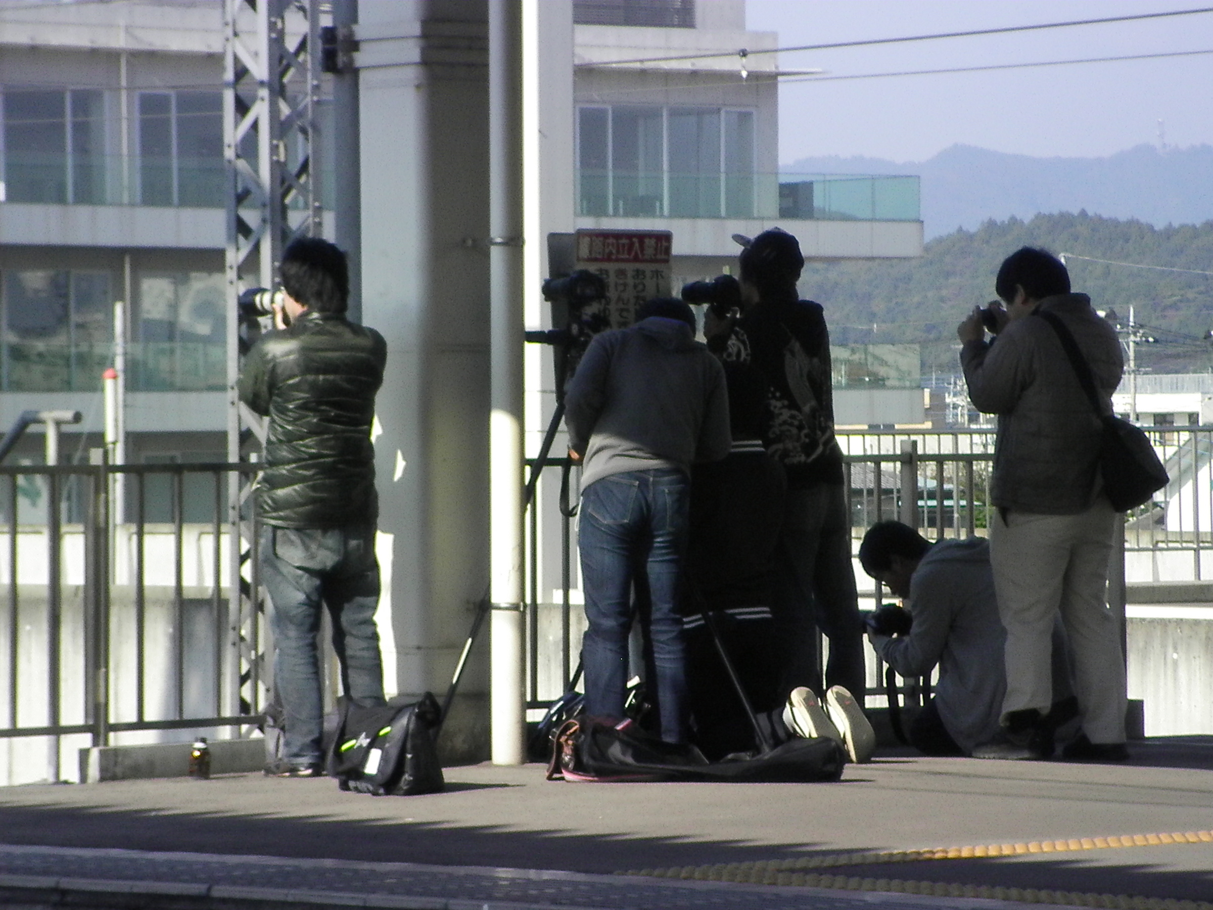 �A�g���d��@�Ȗ؉w�O�X