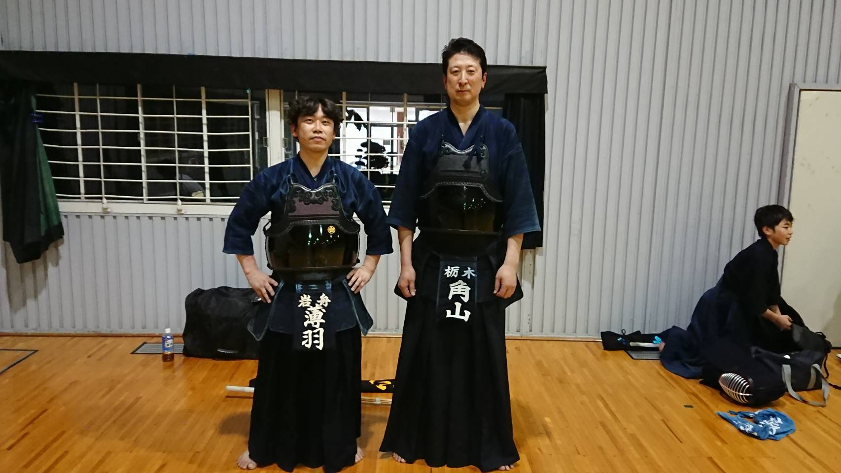 ��M�����N���F��