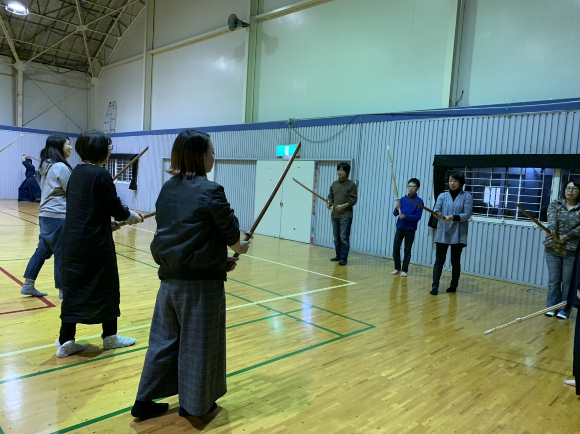 ��M�����N���F��