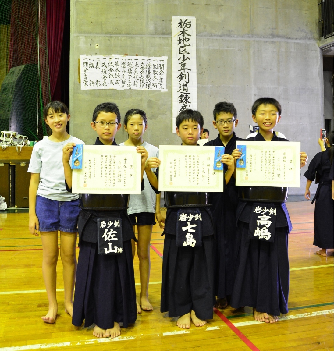 ��M�����N���F��