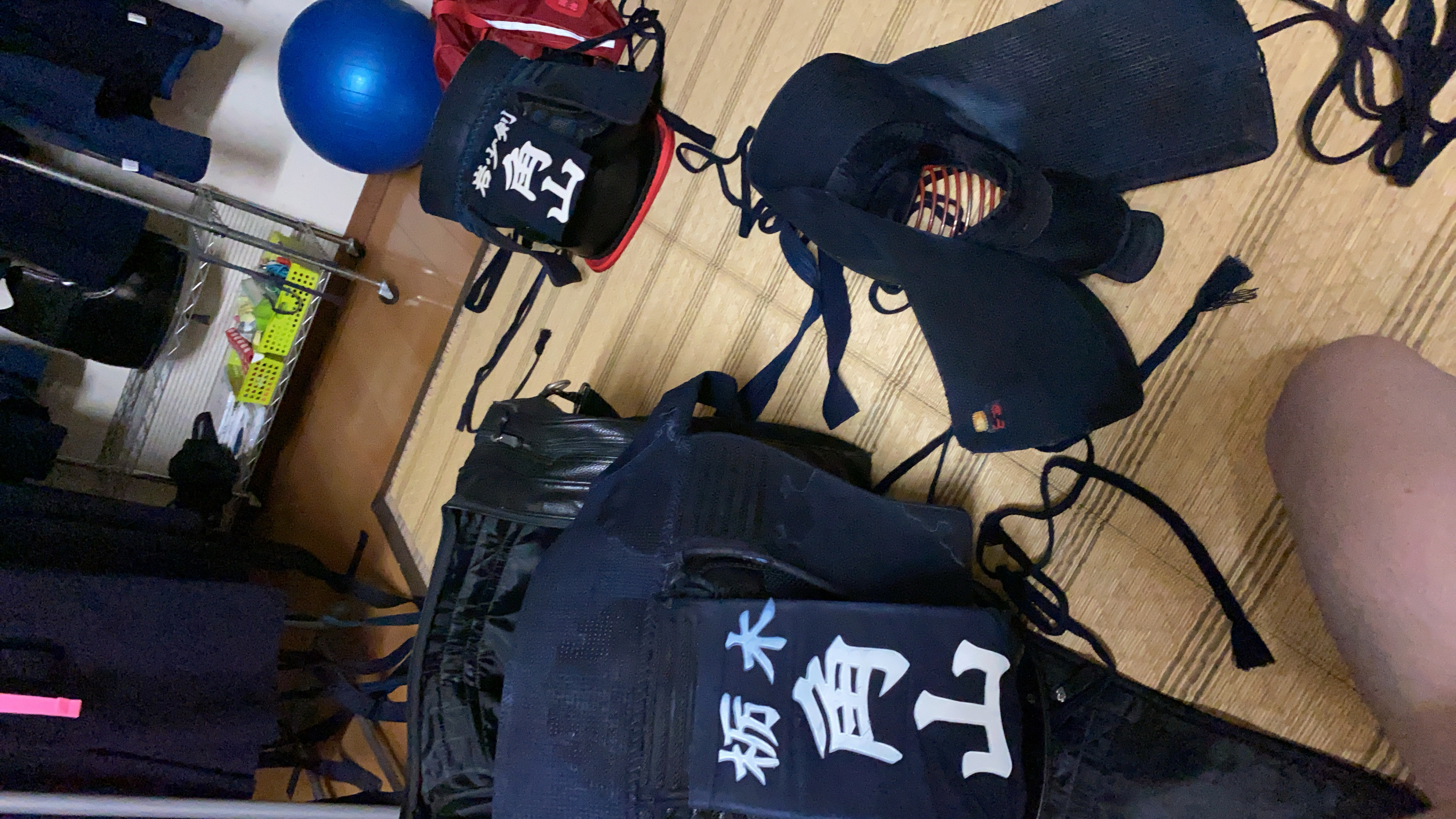 ��M�����N���F��